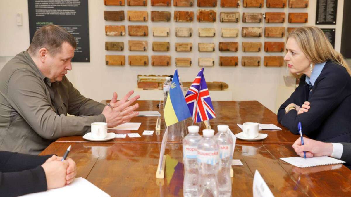 Филатов встретился с исполняющей обязанности посла Великобритании в Украине Шарлоттой Сюрен