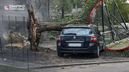 Негода накрила Дніпро: буревій ламав дерева та зносив дахи
