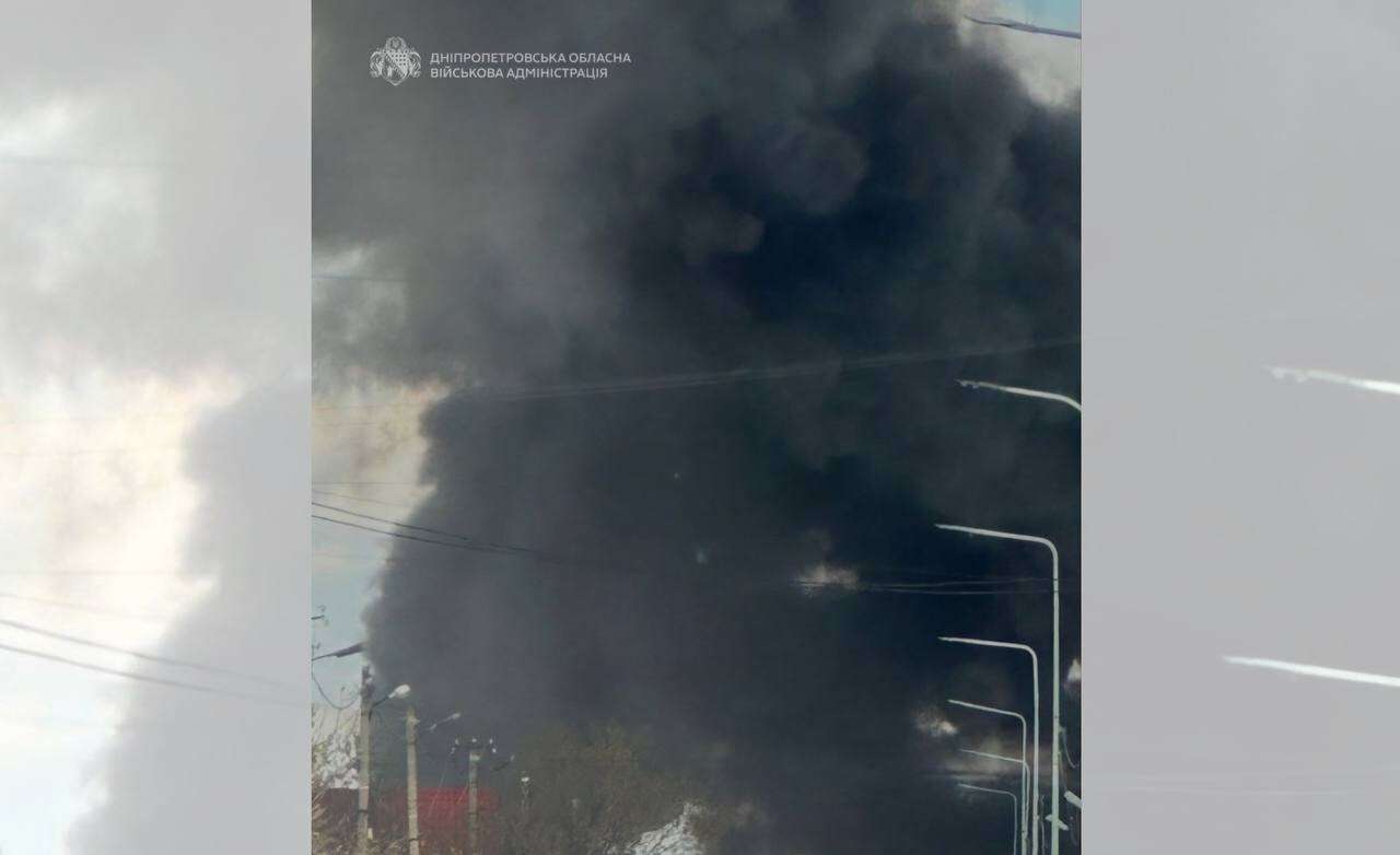 Загинула людина, на місці вирує пожежа: наслідки удару БпЛА по Дніпровському району
Сьогодні вранці у Дніпрі пролунало кілька вибухів. На жаль, не минулося без трагічних наслідків. Що відомо на цю хвилину, повідомляє…