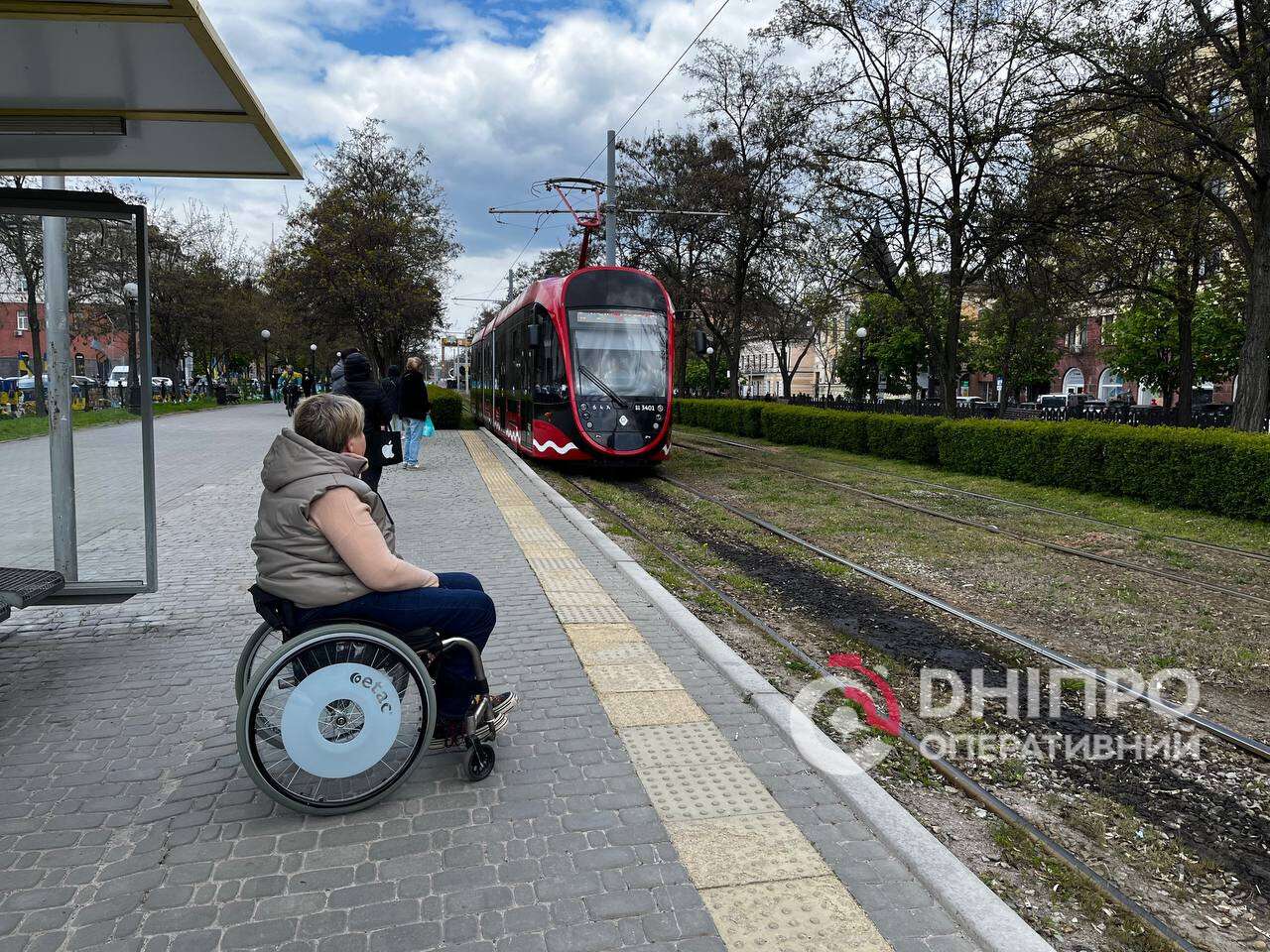 Задля комфорту та доступності: Дніпро впроваджує інклюзивні рішення в електротранспорті
У Дніпрі продовжують модернізувати електротранспорт, забезпечуючи доступність для людей з інвалідністю та маломобільних мешканців. Про це повідомляє «Дніпро Опер