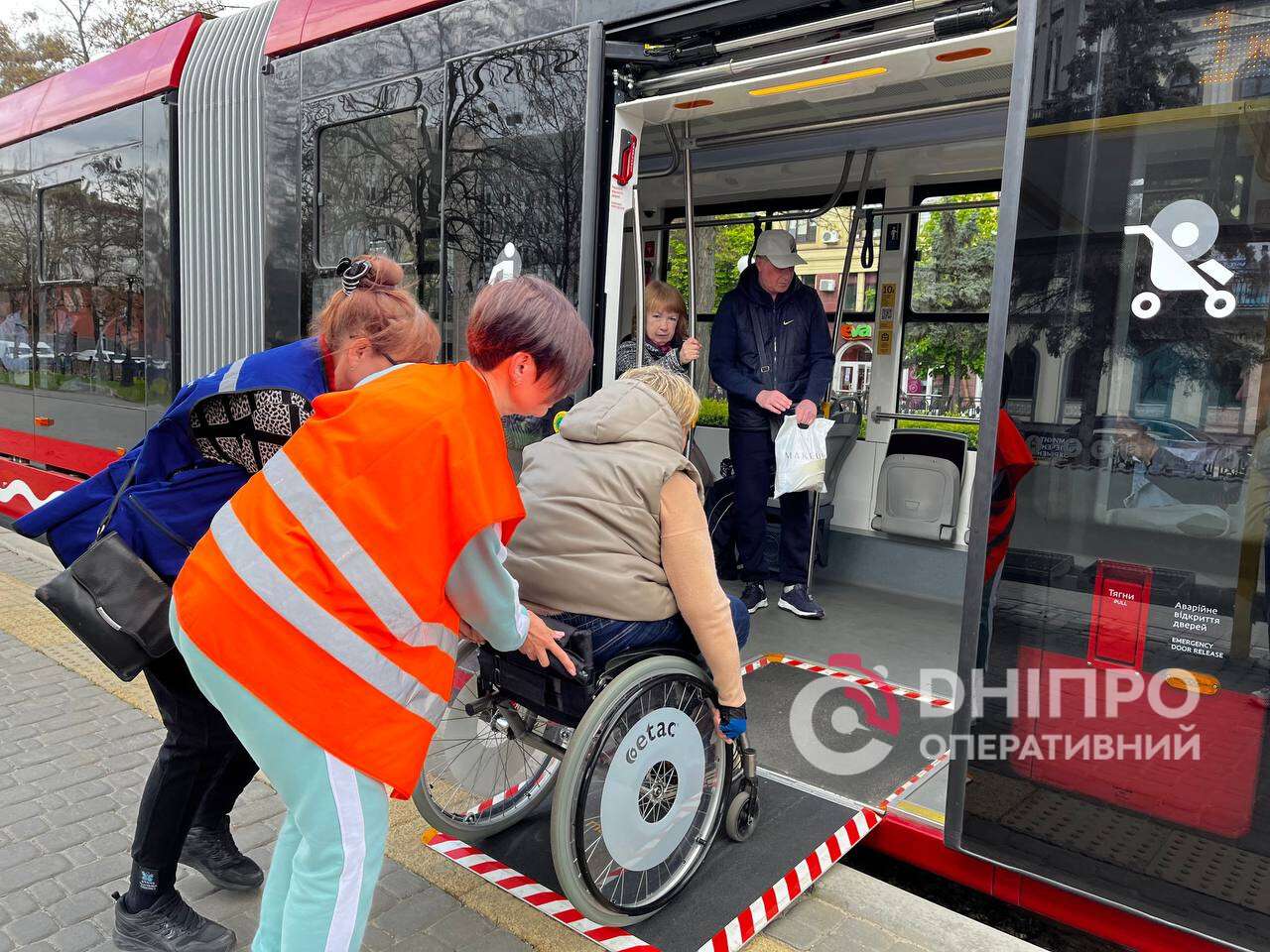 Дніпро впроваджує інклюзивні рішення в електротранспорті