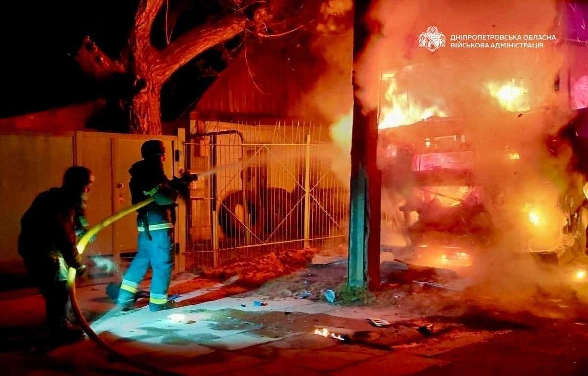 Атаки авіабомбою, ракетою, БпЛА та артилерією: як у Дніпрі та області минула ніч 5 травня
Ворог понад 20 разів атакував п'ять районів Дніпропетровщини ракетою, авіабомбою, артилерією та безпілотниками в ніч на вівторок, 5 травня.  Про…