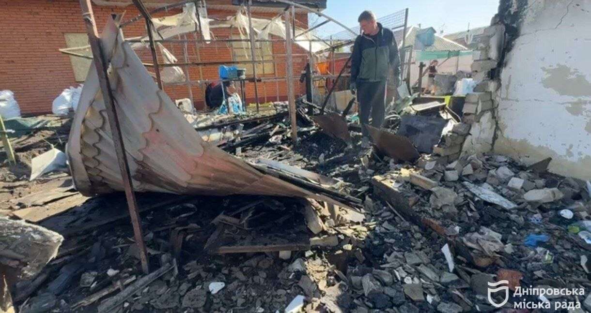Куди звертатися дніпрянам, чиє майно постраждало під час нічної атаки БпЛА
Після нічної атаки російських безпілотників у Дніпрі мешканці, чиє майно зазнало пошкоджень, можуть подати заявки на фіксацію руйнувань та отримання…
