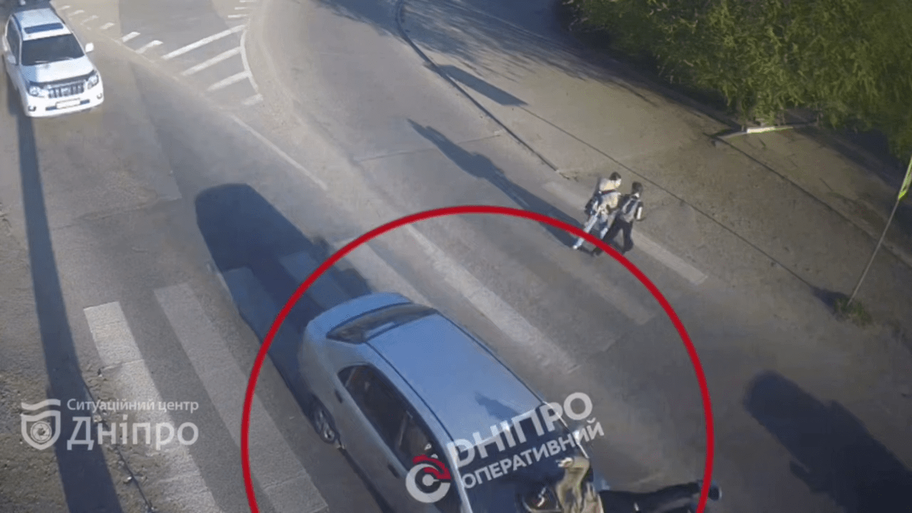 У Дніпрі на Старочумацькій самокатник потрапив під колеса авто: відео моменту
У Дніпрі сталася серйозна дорожньо-транспортна пригода, внаслідок якої постраждала людина. Про це повідомляє "Дніпро Оперативний". 
Ввечері 5 травня, близько 18:24,…