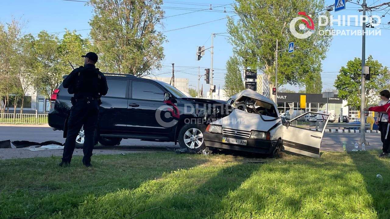 ДТП на Запорізькому шосе 07.05: зім'яло ВАЗ, є постраждалий - відео