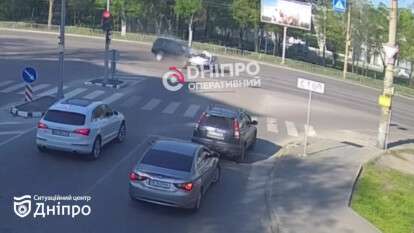 ДТП на Запорізькому шосе 07.05: зім'яло ВАЗ, є постраждалий - відео