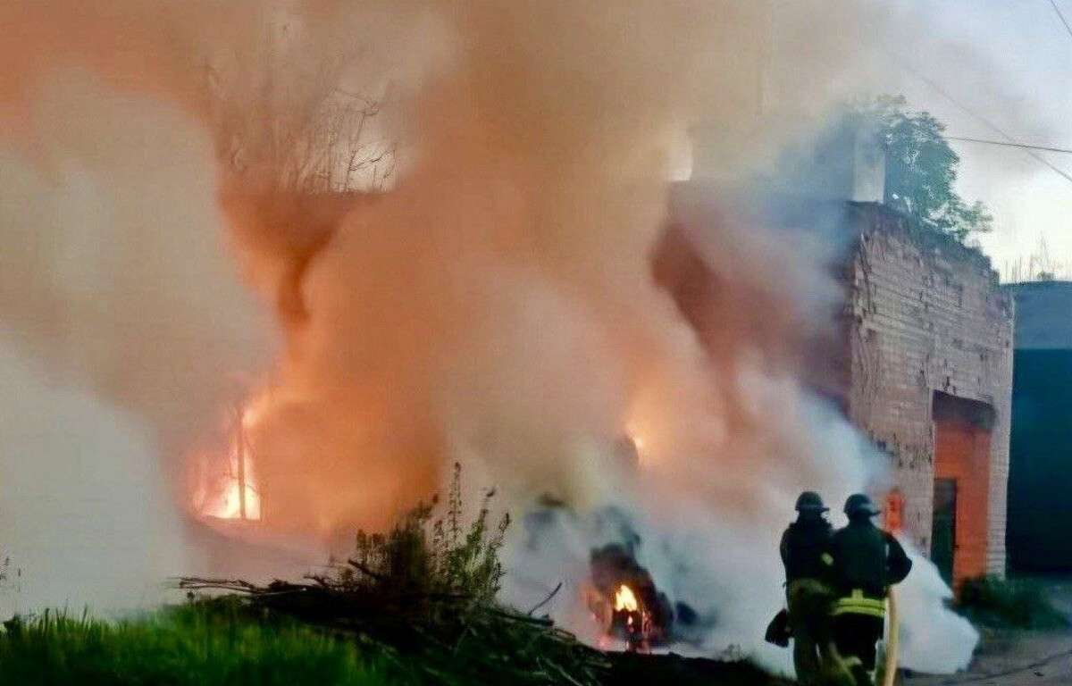 Атаки безпілотниками, артилерією та авіабомбою: як на Дніпропетровщині минула ніч на 8 травня
Ворог майже 30 разів атакував Дніпропетровщину безпілотниками, артилерією та авіабомбою в ніч на п’ятницю, 8 травня. Про це повідомляє “Дніпро…