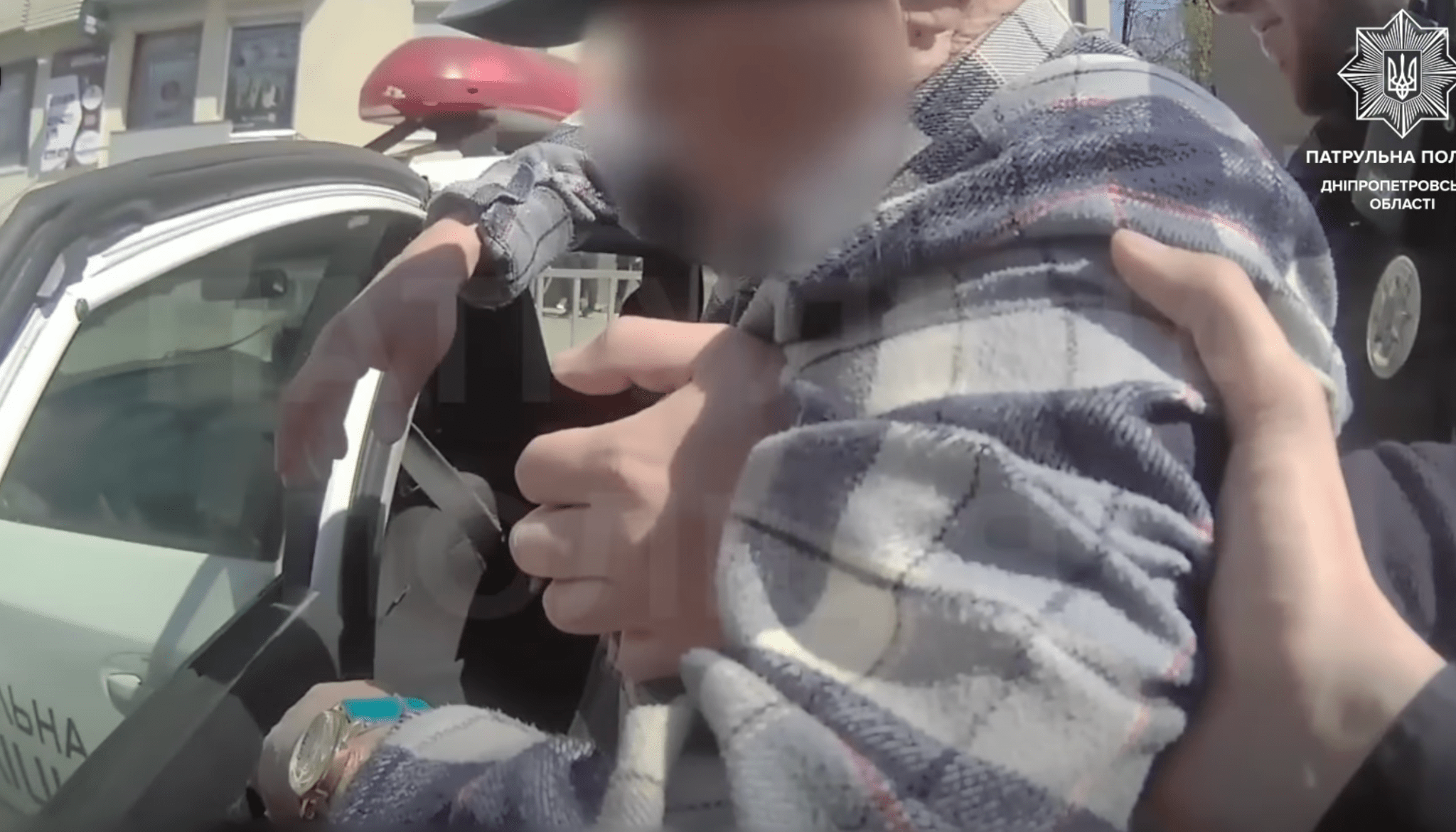 У Дніпрі патрульні допомогли літньому водієві, якому стало зле після ДТП: відео
У Дніпрі поліцейські прийшли на допомогу 77-річному водієві, якому стало зле за кермом. Про це повідомляє “Дніпро Оперативний” з посиланням…