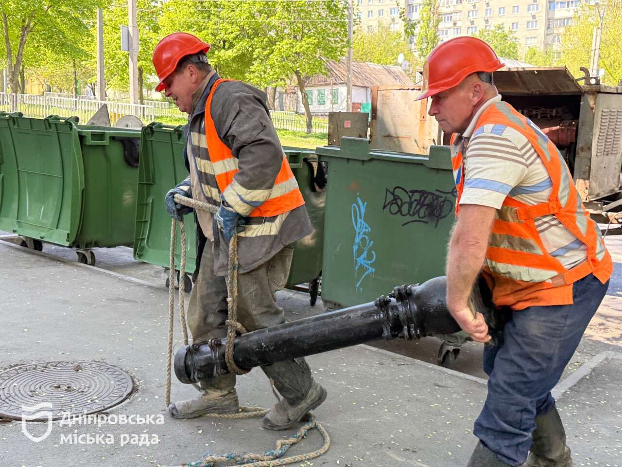 Пожежні гідранти оновлюють у Дніпрі: нове обладнання встановили на вул. Робочій