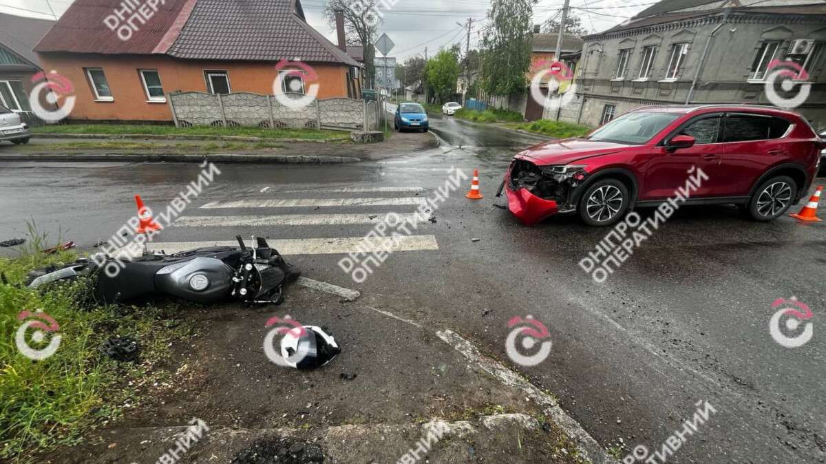 ДТП на Щепкіна 11.05: зіткнулися мотоцикліст та Mazda - кадри