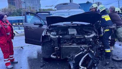 Авто перевернулось на бок, есть пострадавший: подробности ДТП на Набережной Победы 13.05