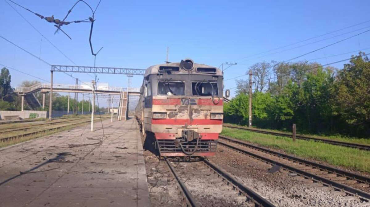 Пригородный поезд Запорожья-Синельниково оказался под ударом врага, пострадали 15.05