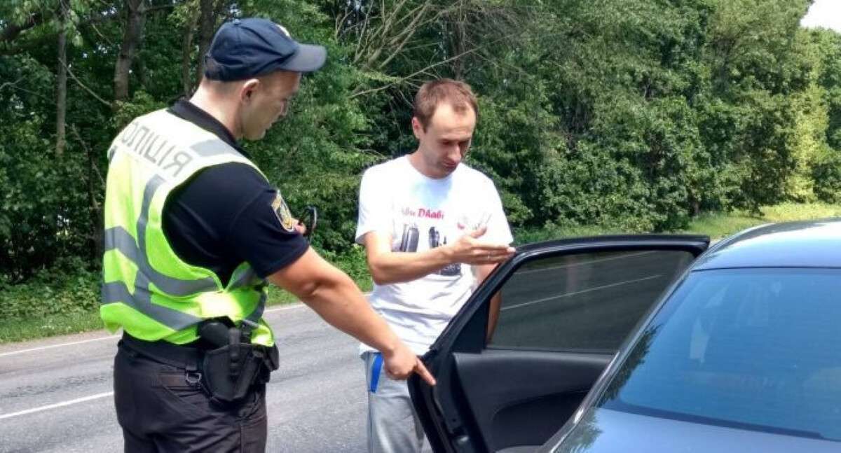Обшук авто без ухвали суду: коли це законно
Чи має право поліція вимагати відкрити багажник без санкції суду у 2026 році? Межа між законною поверхневою перевіркою та незаконним…