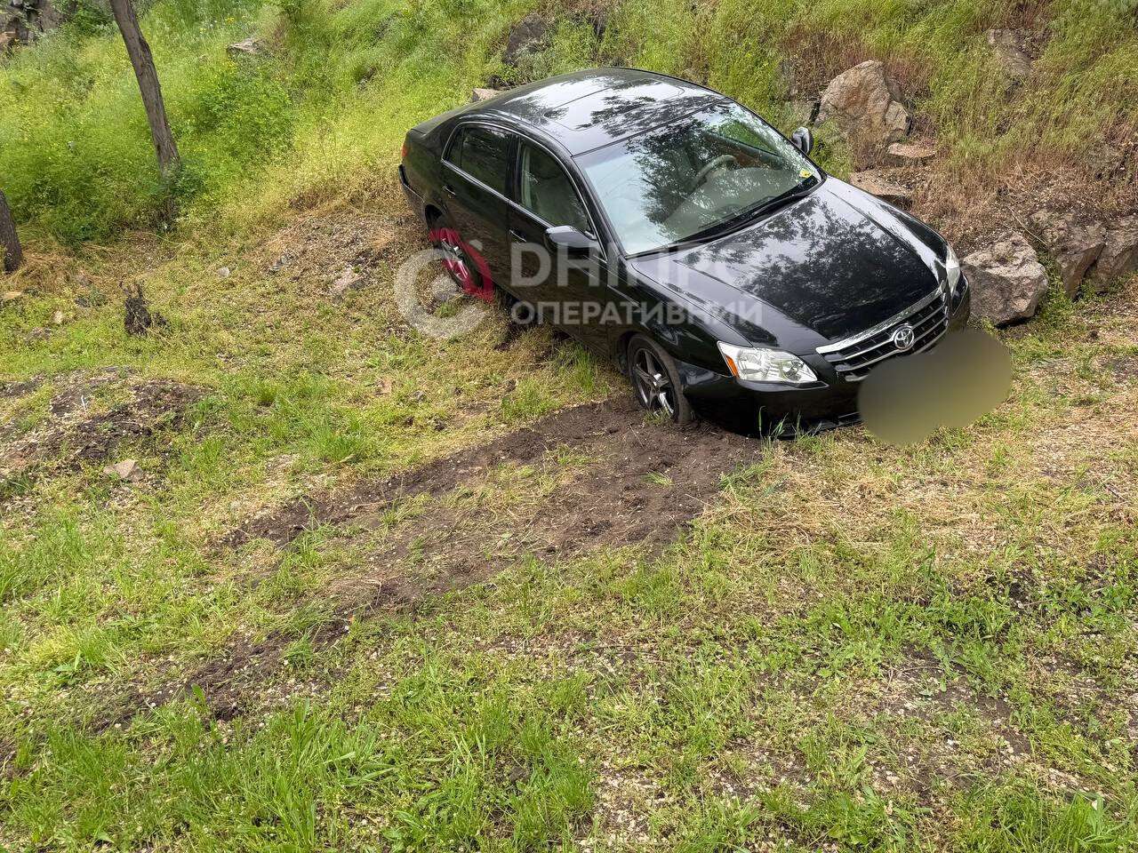 Toyota заднім ходом виїхала на схил на Січеславській Набережній 18.05: відео моменту