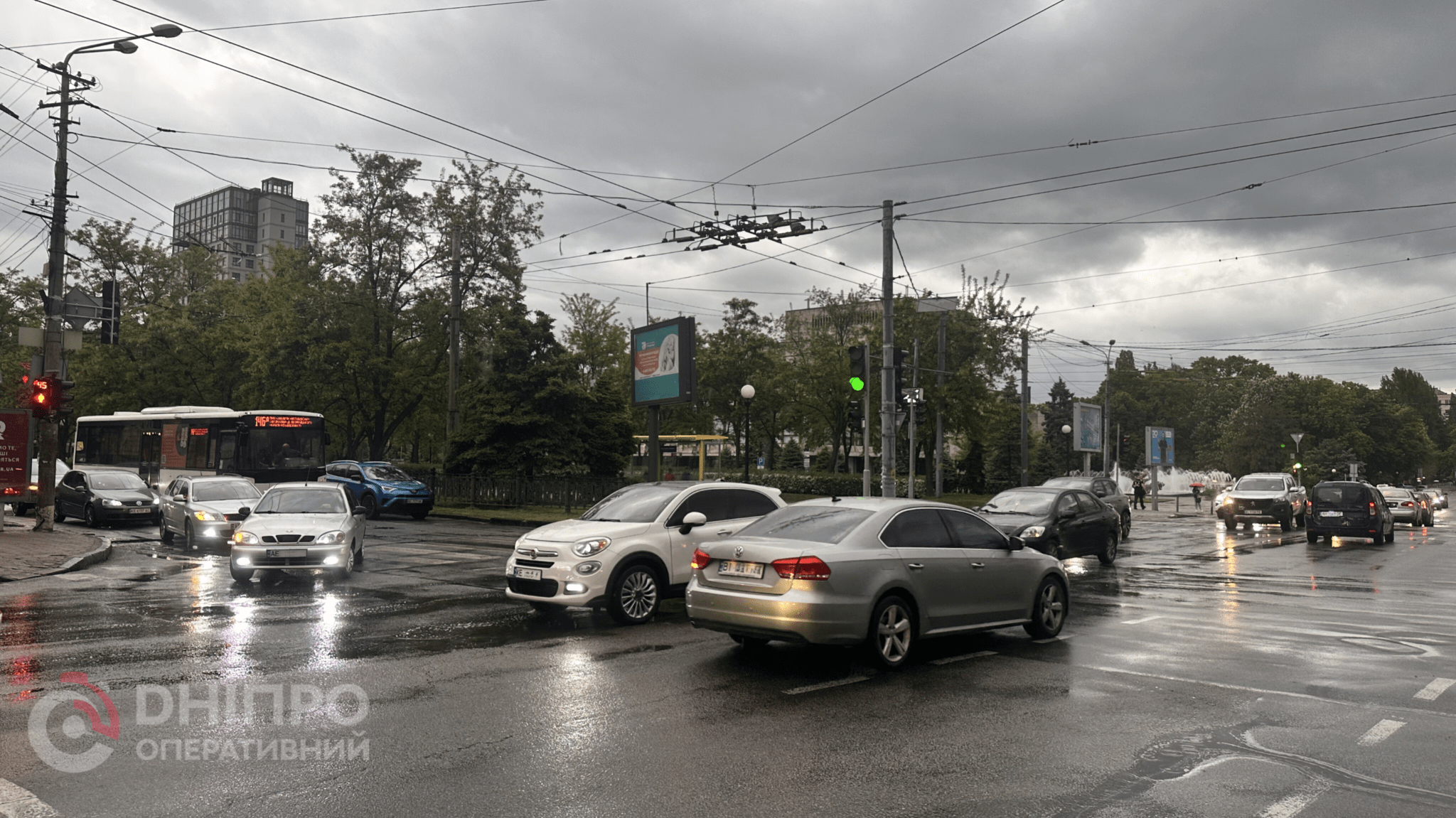 Прогноз погоди у Дніпрі на сьогодні, 20 травня 2026
У середу, 20 травня, у Дніпрі протягом усього дня буде хмарно. Вдень очікується сильний дощ з грозою, ввечері - дощ.…