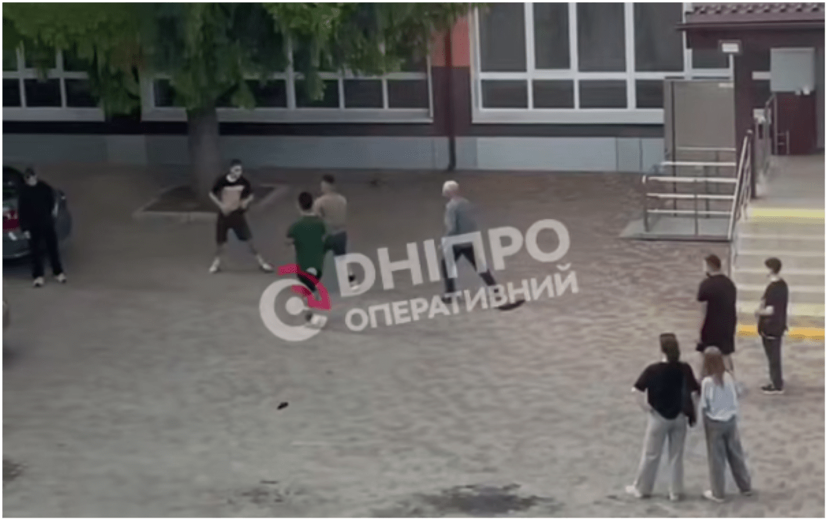 Конфлікт біля ліцею: під Дніпром двоє чоловіків побили 17-річного хлопця
На Дніпропетровщині у селищі Солоне звичайна сварка закінчилася госпіталізацією для неповнолітнього. На території місцевого навчального закладу двоє дорослих чоловіків побили…