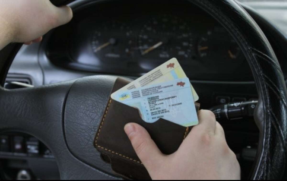 Поширена помилка водіїв Дніпра: чи можна їздити зі знайденим посвідченням, якщо вже замовили нове
Бувають ситуації, коли після замовлення нового посвідчення водія замість загубленого, старий документ несподівано знаходитьcя. Чи можна скасувати замов