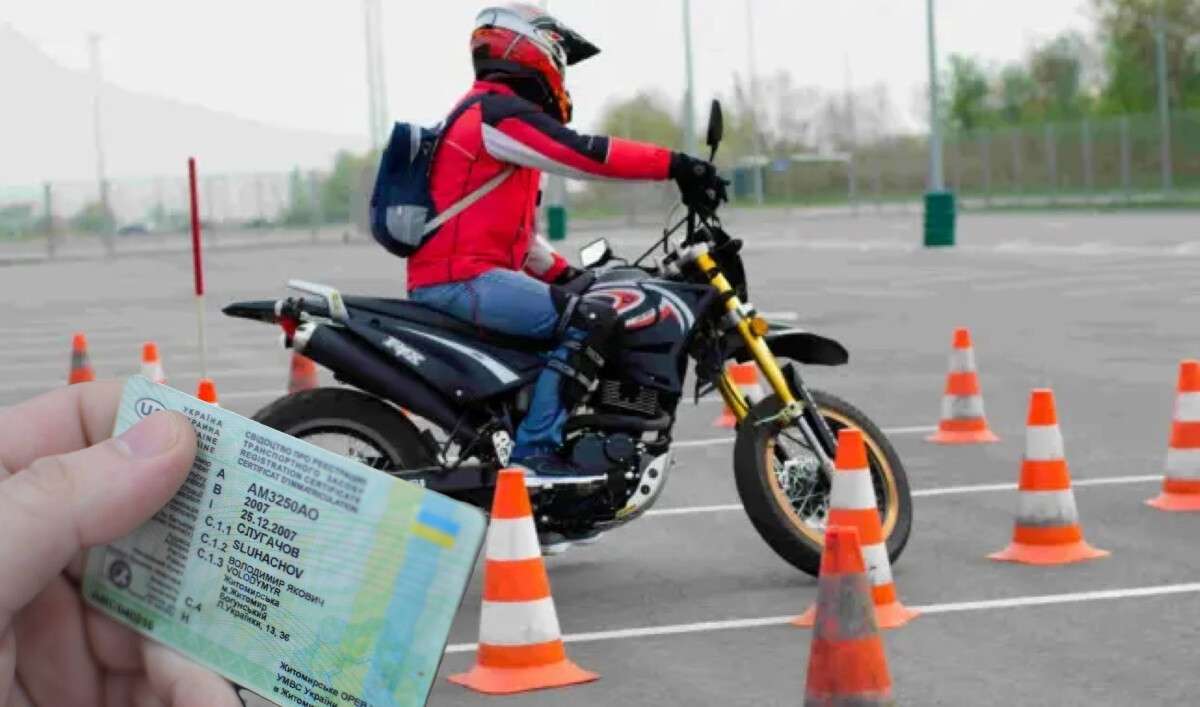 Права на мотоцикл без іспитів: в Україні пропонують революційні зміни
В Україні пропонують дозволити водіям легкових автомобілів автоматично сідати за кермо мотоциклів та скутерів. Про це повідомляє «Дніпро Оперативний» з…