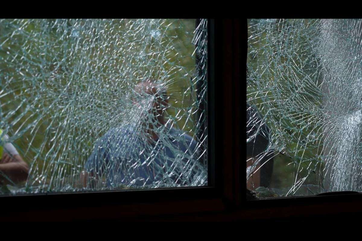 Відчинені вікна та вибухова хвиля: як правильно провітрювати квартиру, щоб не травмуватися склом
Під час вибуху найбільшу небезпеку в квартирі становлять уламки віконного скла, що розлітаються на шаленій швидкості. Чи дійсно відчинене вікно…