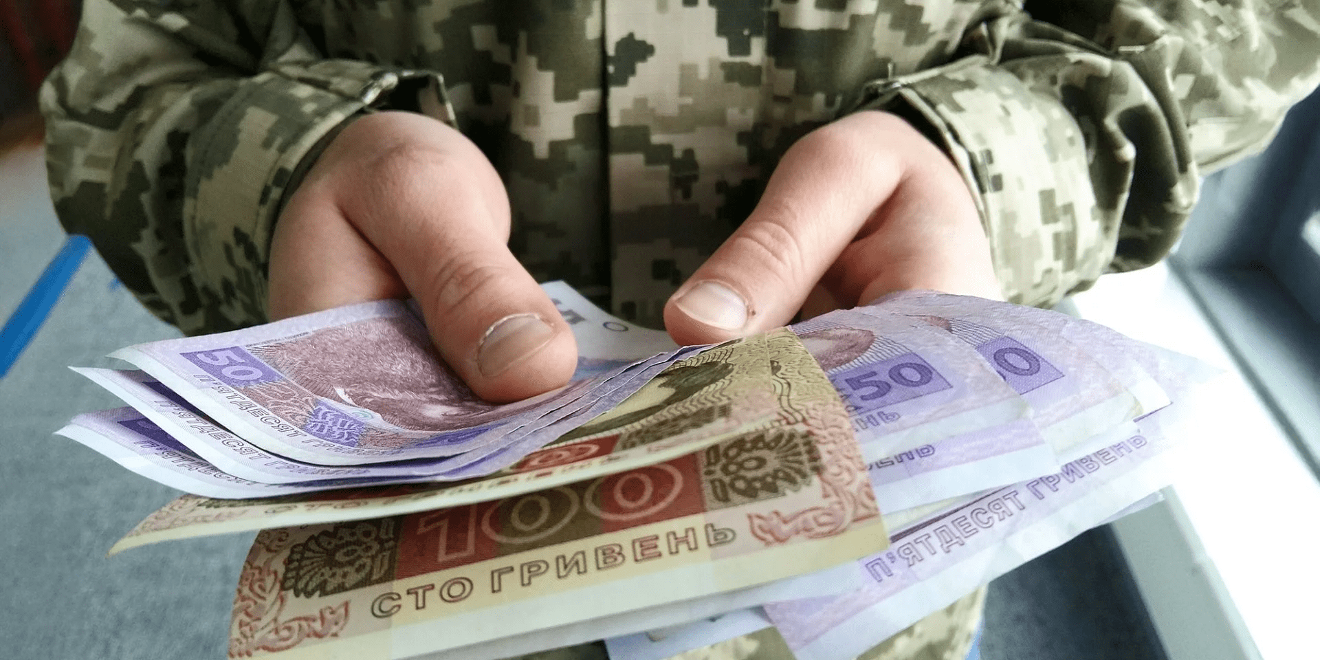 Військові можуть самі визначити, хто отримуватиме їхні виплати у разі полону чи зникнення безвісти
Військовослужбовці в Україні мають право самостійно визначати, кому та в яких частках виплачуватиметься їхнє грошове забезпечення у разі потрапляння в