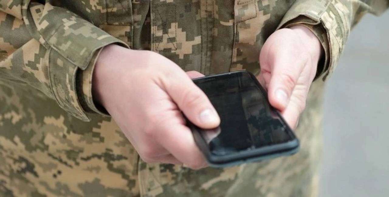 Навіщо у чоловіків під час ВЛК забирають телефони: у ТЦК пояснили причину
У територіальних центрах комплектування пояснили, чому під час проходження військово-лікарської комісії у чоловіків можуть тимчасово забирати мобільні телефони. За словами…