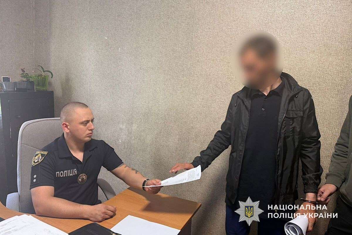 Рецидивісту, якого затримали за зґвалтування та вбивство 11-річного хлопчика в Дніпрі, вручили підозру
Слідчі поліції Дніпропетровщини офіційно оголосили про підозру 40-річному чоловіку, якого затримали за жорстоке вбивство та зґвалтування дитини в 