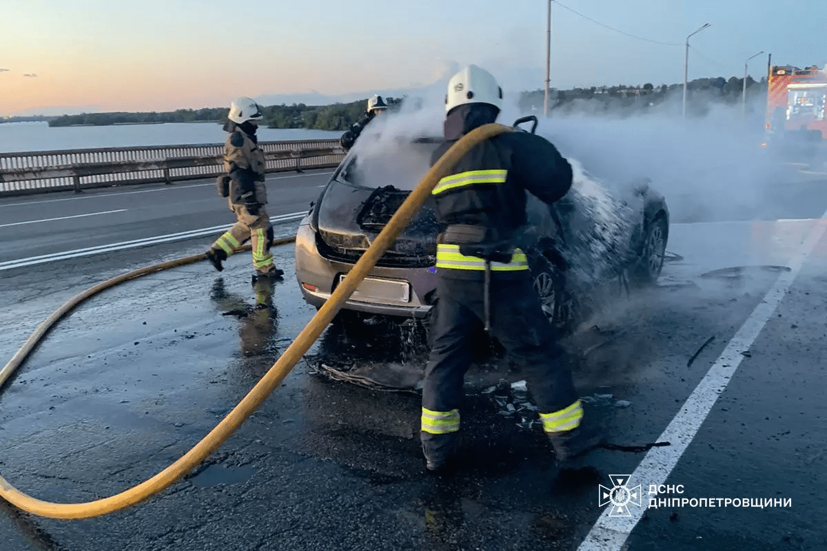 Згорів електромобіль на мосту