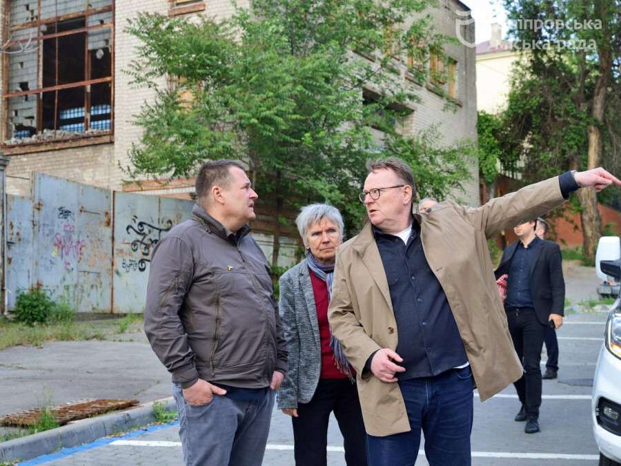 Мер Кельна привіз до Дніпра «швидкі» та особисто побачив наслідки російських атак
