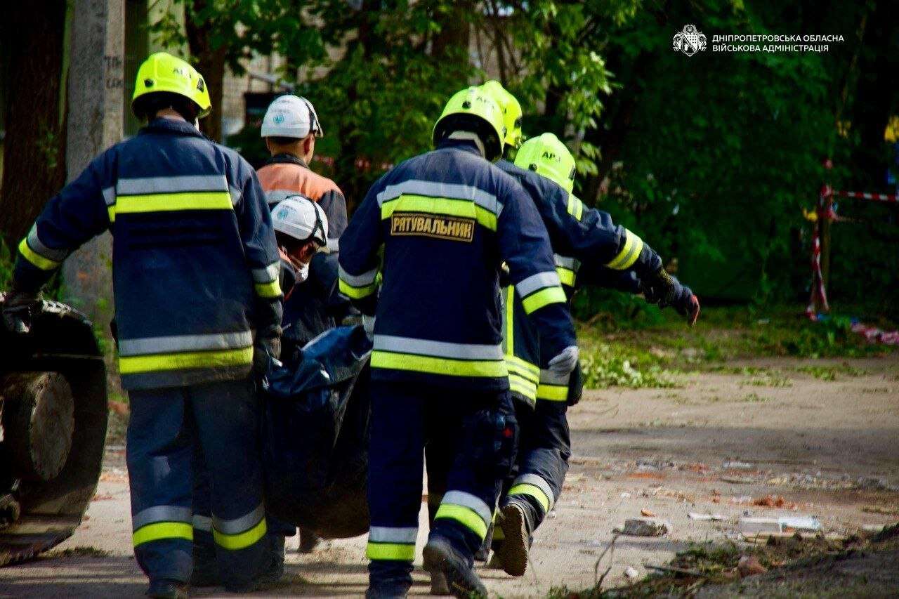 Розбір завалів на місці нічного удару по Дніпру завершено
У Дніпрі завершили пошуково-рятувальну операцію у житловому кварталі, по якому вночі вдарили російські ракети. Про це повідомив очільник Дніпропетровської ОВА…