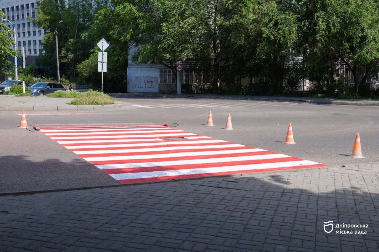 У Дніпрі підвищують безпеку на дорогах: нові розмітки, делініатори та облаштовані переходи