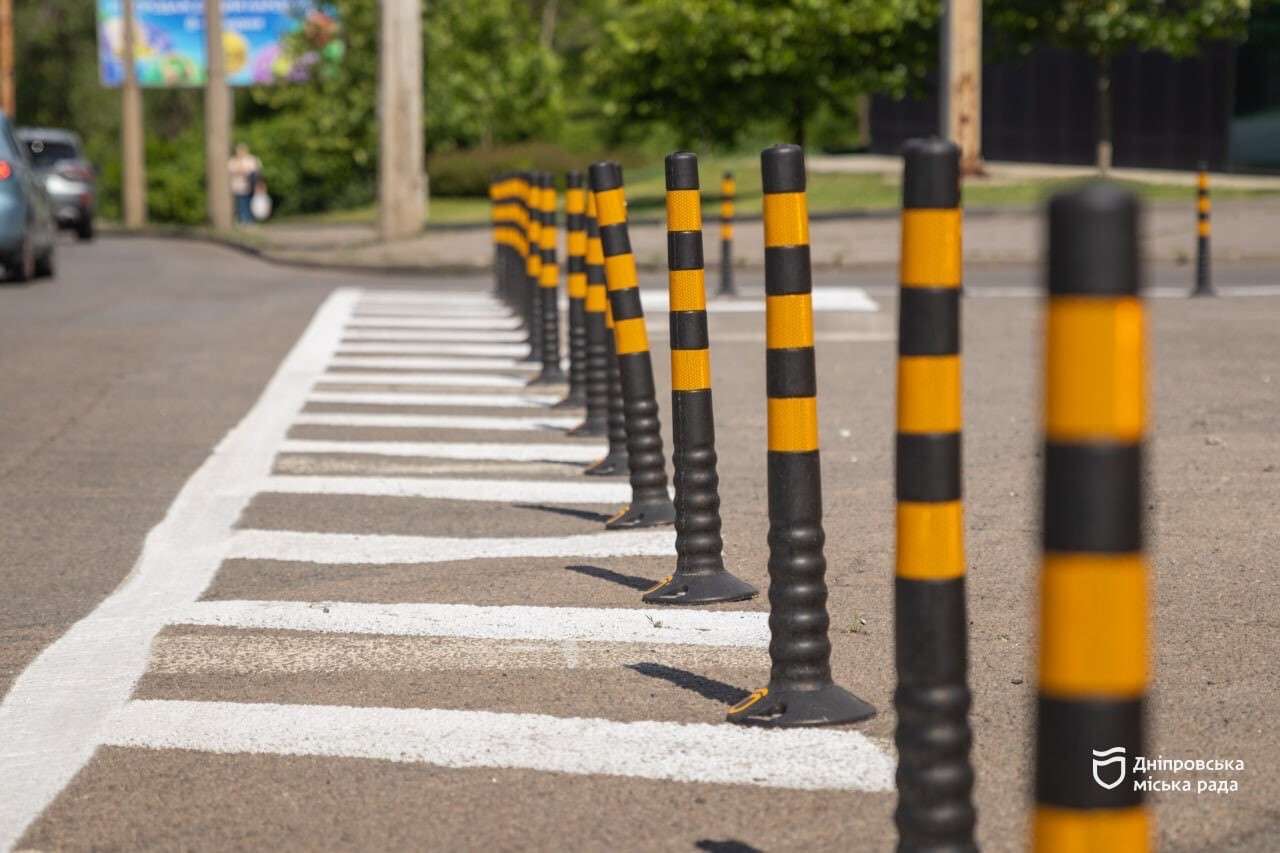 У Дніпрі підвищують безпеку на дорогах: нові розмітки, делініатори та облаштовані переходи
