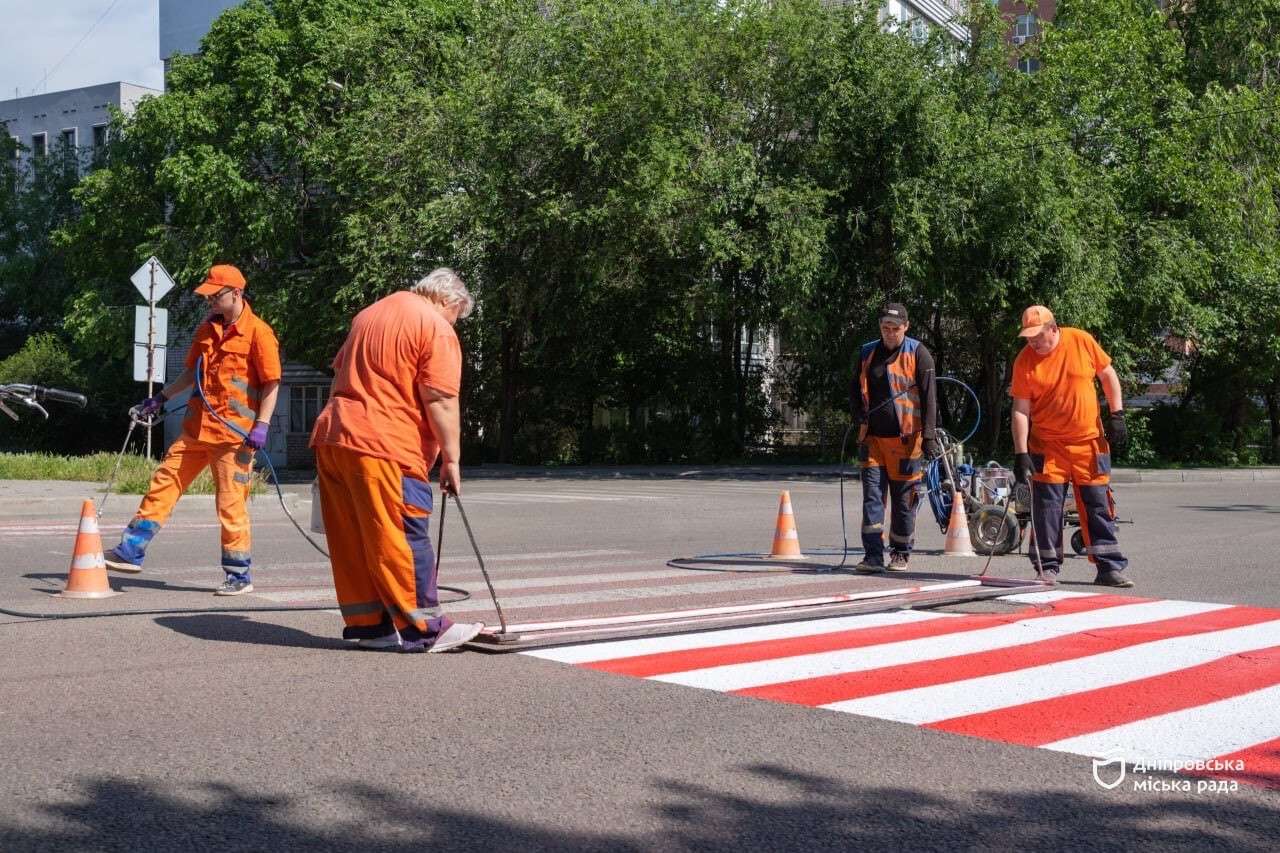 В Днепре повышают безопасность на дорогах: новые разметки, делиниаторы и обустроенные переходы