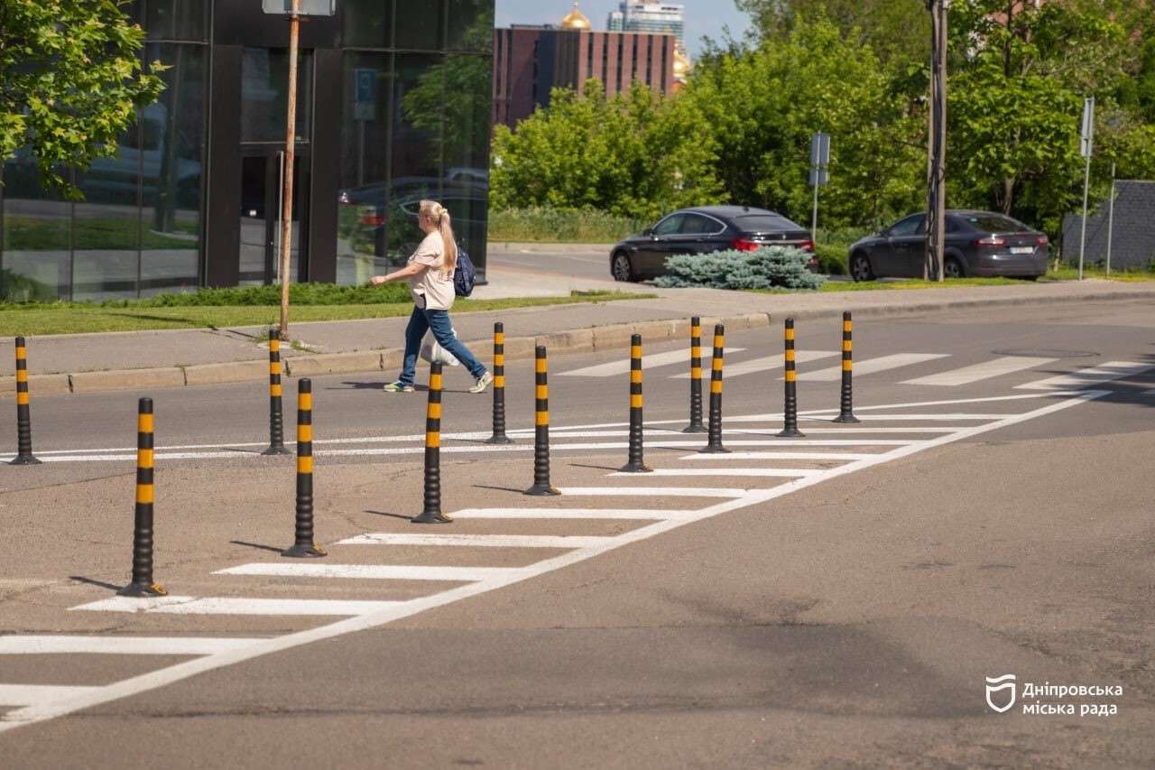 В Днепре повышают безопасность на дорогах: новые разметки, делиниаторы и обустроенные переходы