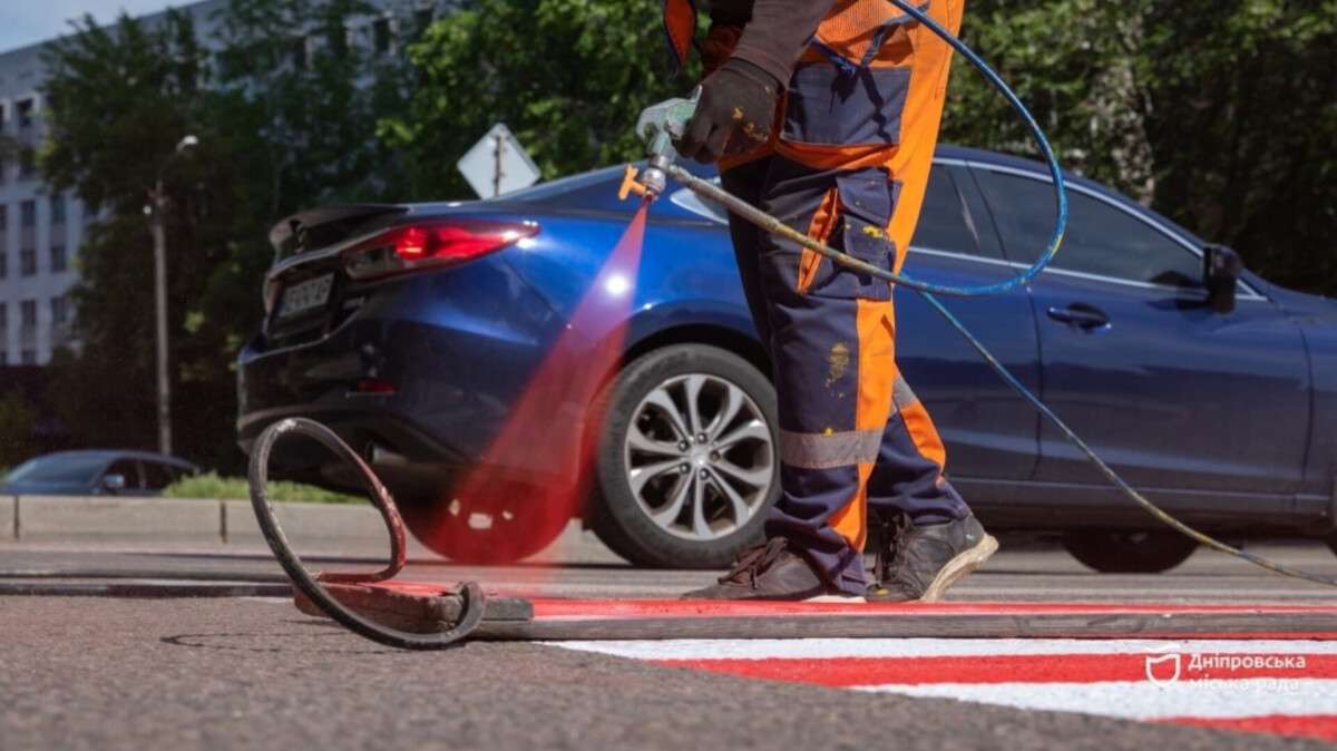 В Днепре повышают безопасность на дорогах: новые разметки, делиниаторы и обустроенные переходы