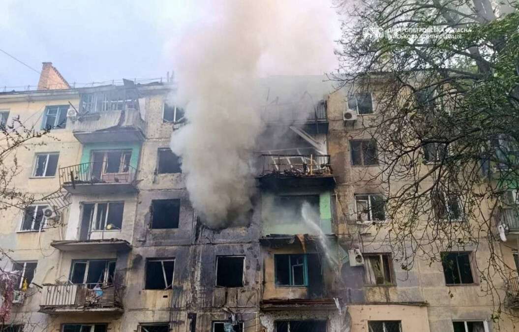 В Павлограде после вражеской атаки горит многоэтажка