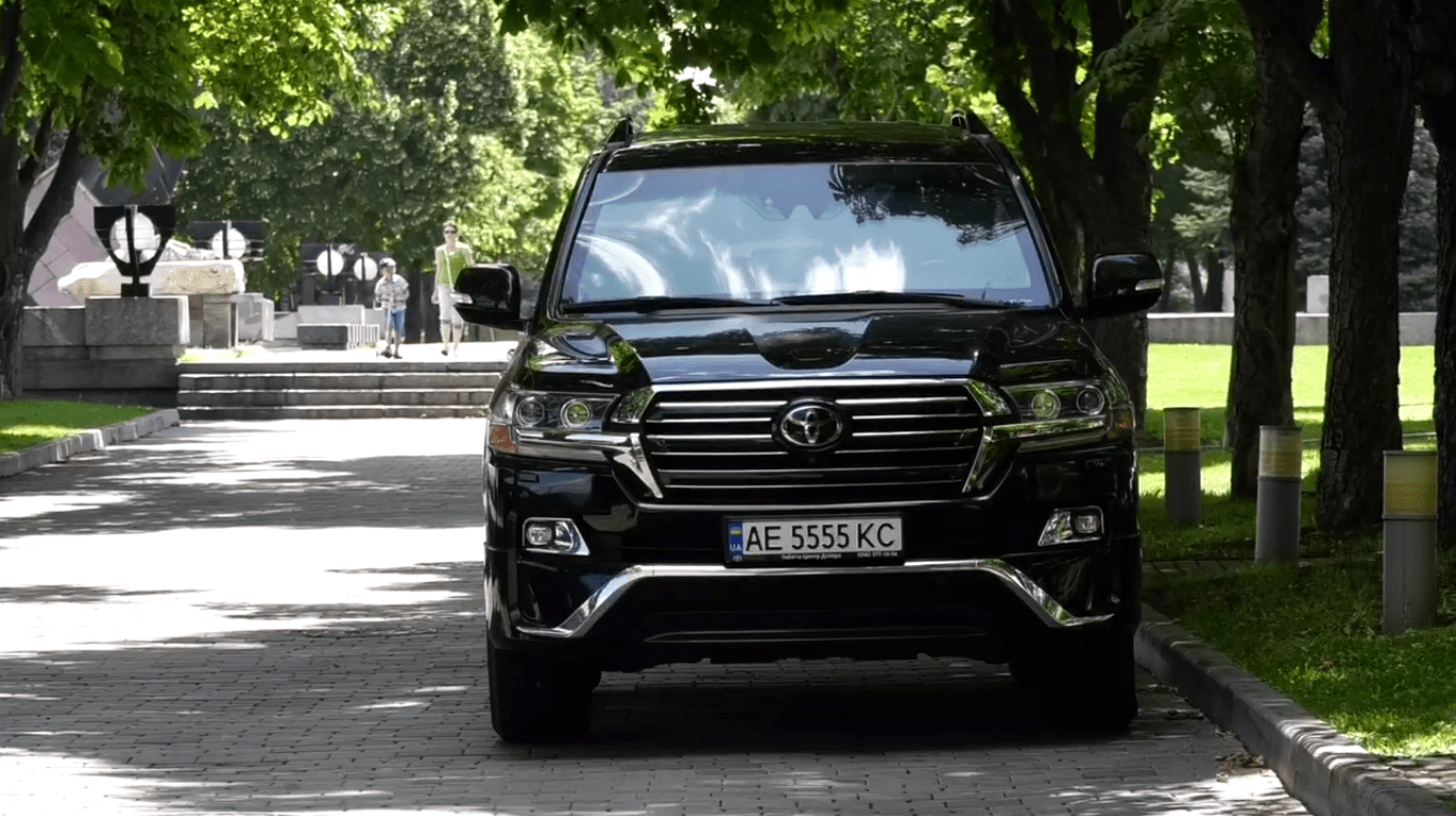 Поки депутат-мажор Руслан Краснов нібито служить, його люксовий автомобіль збирає десятки штрафів по всій країні
