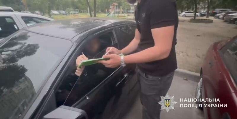 У Дніпрі чоловік перевдягнувся в поліцейського заради відео: чим це закінчилося