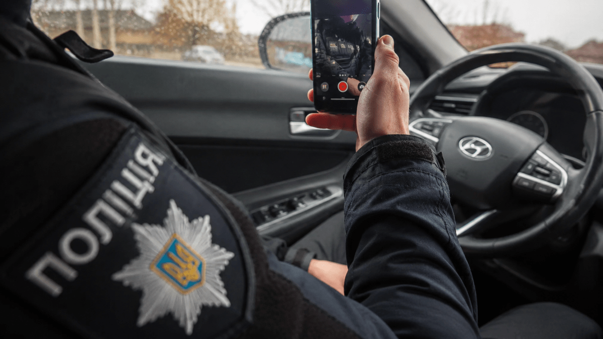У Дніпрі чоловік перевдягнувся в поліцейського заради відео: чим це закінчилося