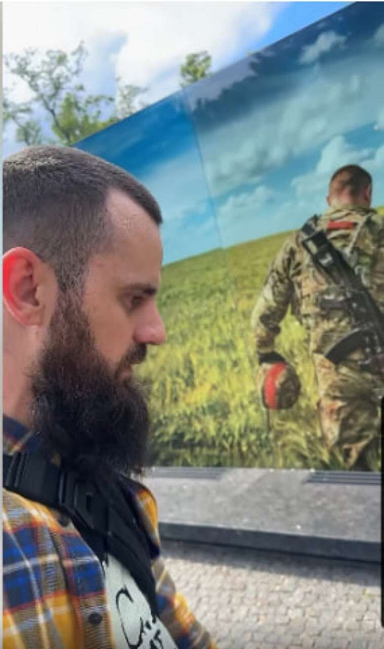 Псевдоактивіст Родіон Боровенський хотів влаштувати скандальний хайп через воєнний меморіал у Дніпрі, але зганьбився