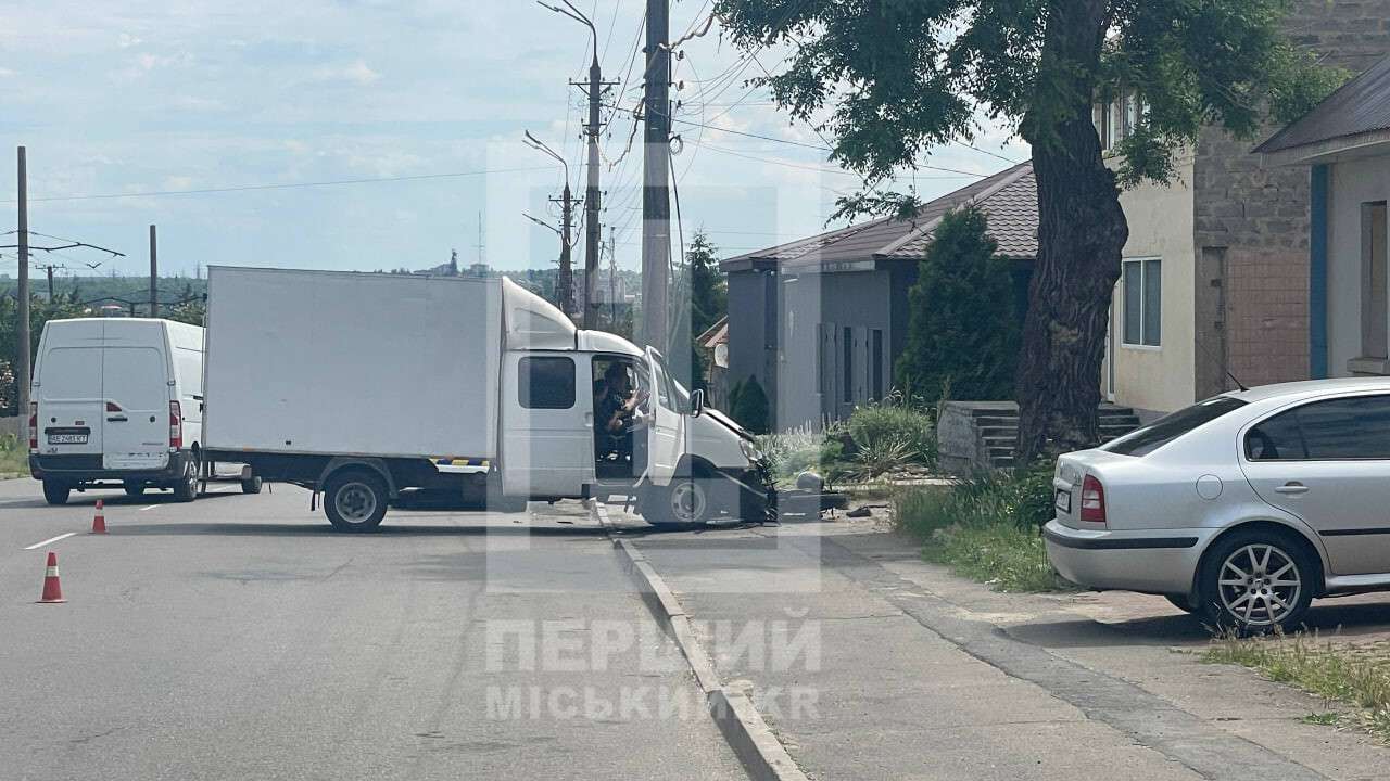 Мотоциклист попал под микроавтобус на Днепропетровщине 16.06: видео