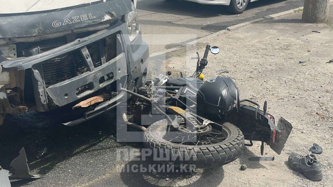 Мотоциклист попал под микроавтобус на Днепропетровщине 16.06: видео
