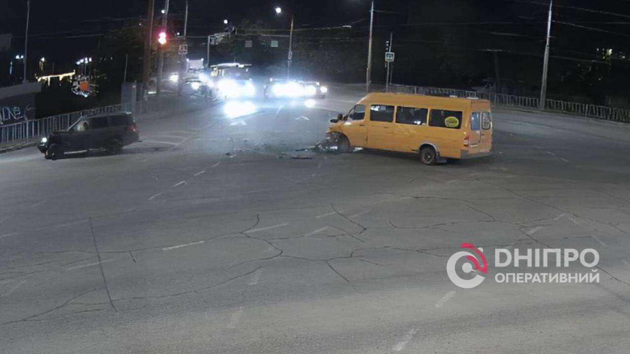 У Дніпрі на Запорізькому шосе позашляховик в'їхав у маршрутку: відео та подробиці
Минулого вечора у Дніпрі на Запорізькому шосе зіткнулися позашляховик та маршрутний автобус. Внаслідок аварії травмувалися двоє людей. Про це повідомляє…