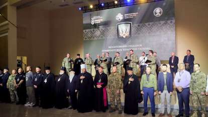 Майже чотири сотні учасників одразу з десяти прифронтових регіонів: у Дніпрі сьогодні відбувся великий молитовний сніданок