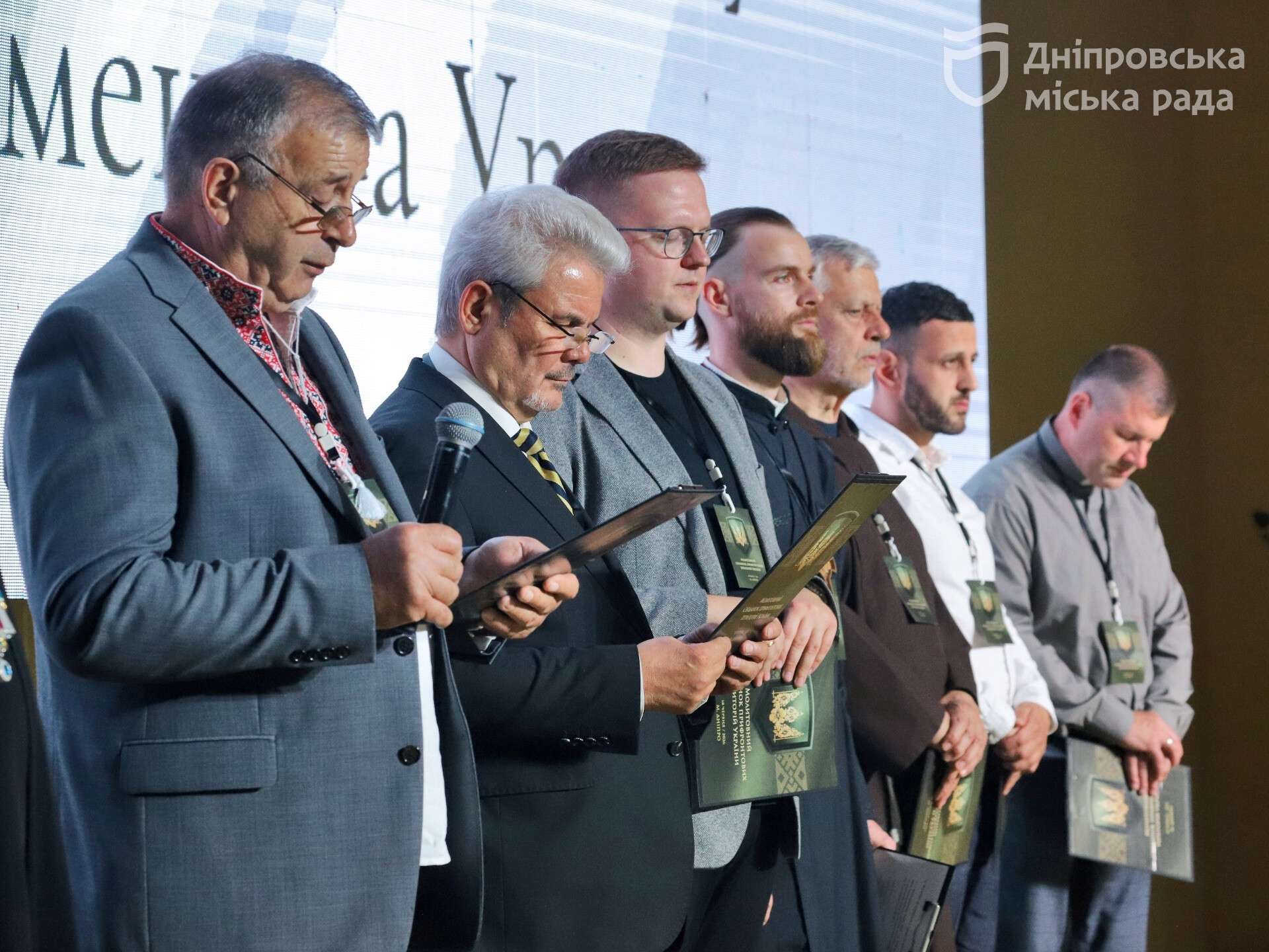 Майже чотири сотні учасників одразу з десяти прифронтових регіонів: у Дніпрі сьогодні відбувся великий молитовний сніданок