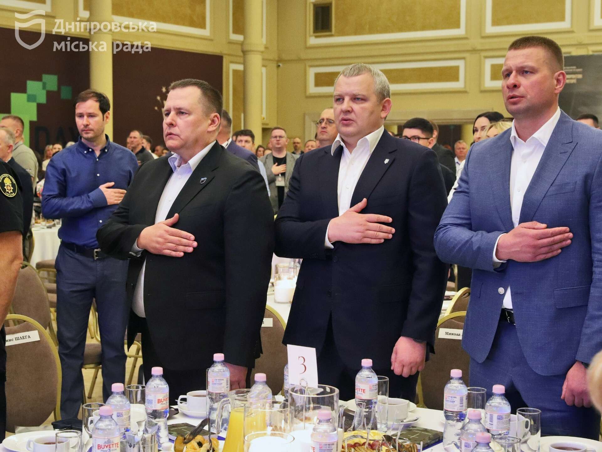 Майже чотири сотні учасників одразу з десяти прифронтових регіонів: у Дніпрі сьогодні відбувся великий молитовний сніданок