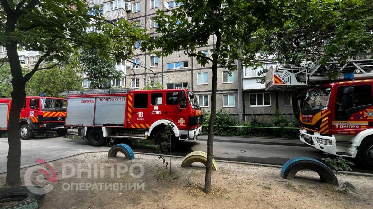 Стовп диму над лівим берегом 23.06: кадри та подробиці з місця пожежі