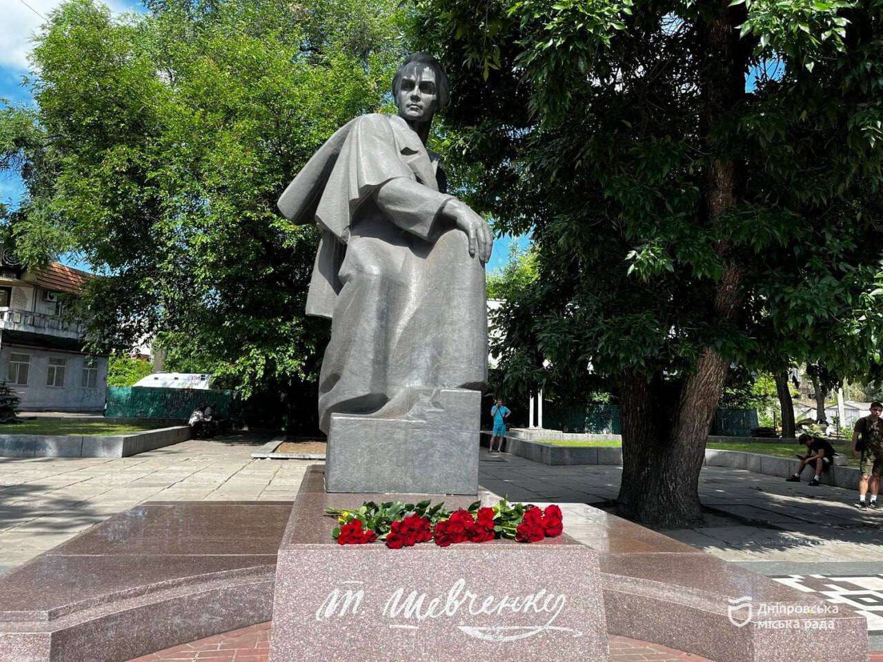 День Конституції України: у Дніпрі поклали квіти до пам'ятника Тарасові Шевченку