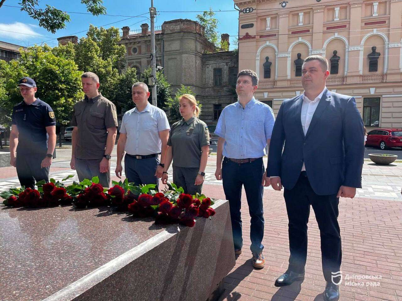 День Конституции Украины: в Днепре возложили цветы к памятнику Тарасу Шевченко