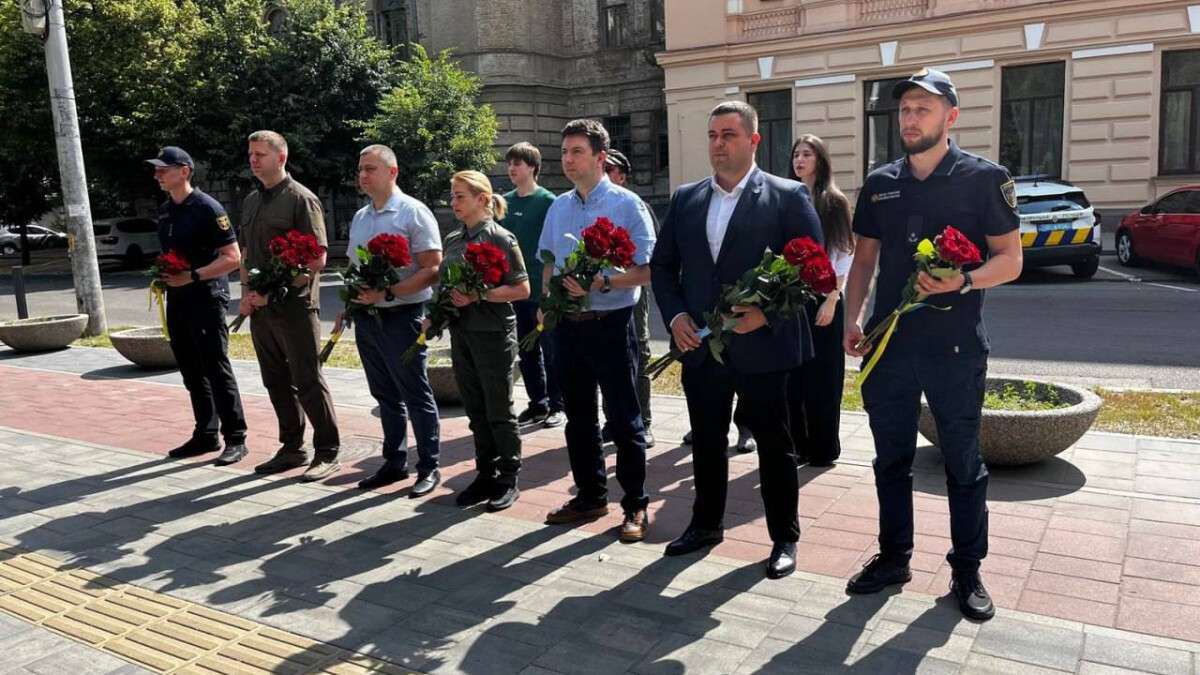 День Конституции Украины: в Днепре возложили цветы к памятнику Тарасу Шевченко