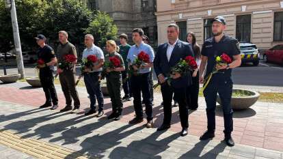 День Конституции Украины: в Днепре возложили цветы к памятнику Тарасу Шевченко
